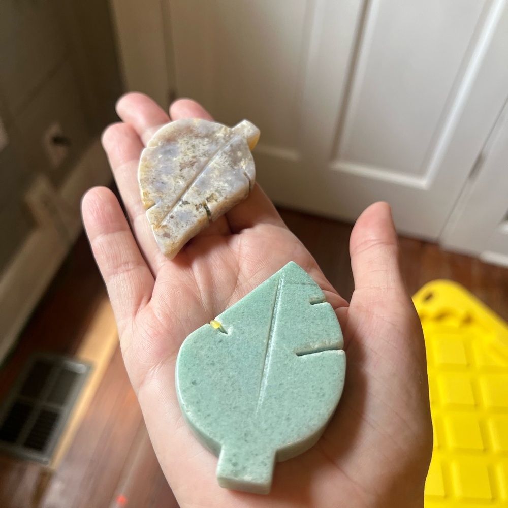Leaf-Shaped Stone Accents - Green and Cream